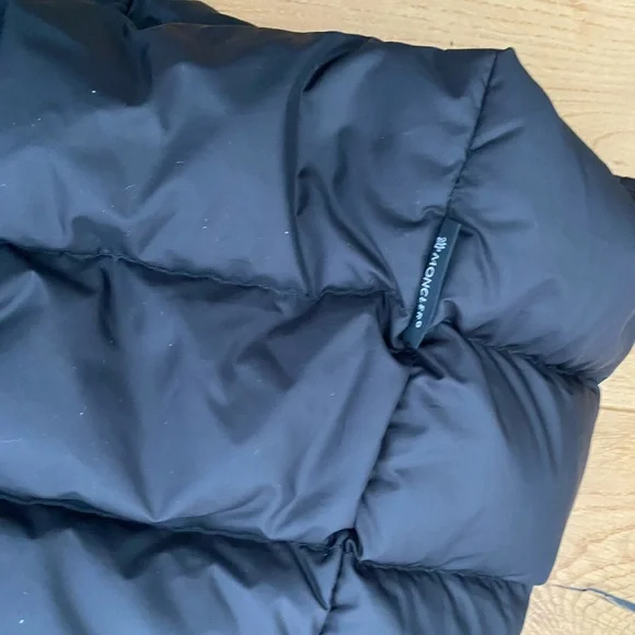 black moncler puffer jacket with fur. size 0 it's worn very little.